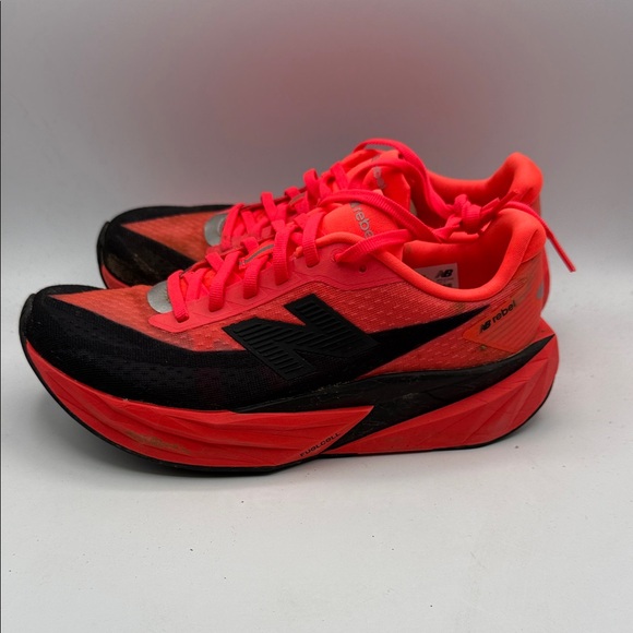 New Balance Fuel Cell Rebel v5  women’s 8 Neon Red and Black Sneakers S3 - Picture 3 of 6